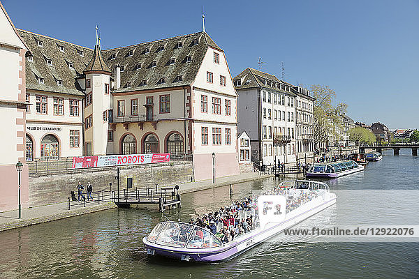 Ausflugsboot auf der Ill  Historisches Museum  Straßburg  Elsass  Frankreich  Europa