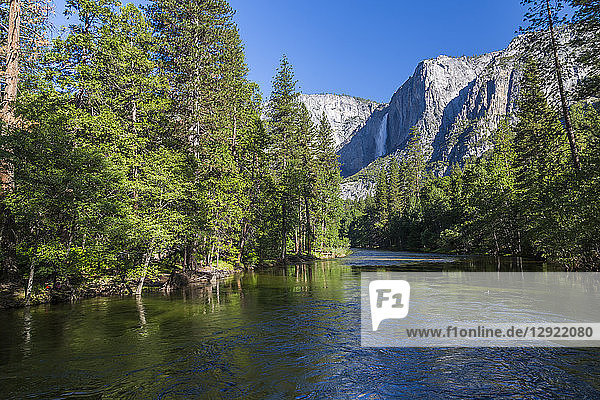 Blick auf den Merced River und die Upper Yosemite Falls  Yosemite-Nationalpark  UNESCO-Welterbe  Kalifornien  Vereinigte Staaten von Amerika  Nordamerika