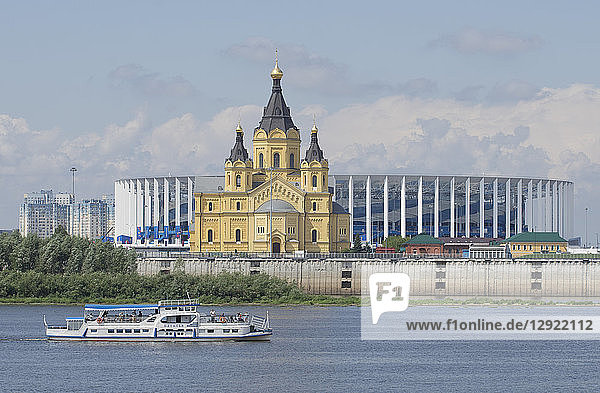 Blick auf die Alexander-Newski-Kathedrale und das Fußballstadion der Weltmeisterschaft 2018 in Nischni Nowgorod über die Wolga  Russland  Europa