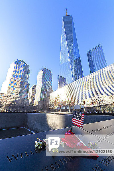 Gedenktafel am South Pool-Brunnen  One World Trade Center  Lower Manhattan  New York City  Vereinigte Staaten von Amerika