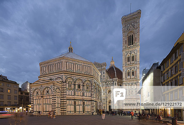 Der Florenzer Campanile und die Kathedrale am frühen Abend mit Menschen  die auf der Piazza Di San Giovanni spazieren gehen  Florenz  UNESCO-Weltkulturerbe  Toskana  Italien