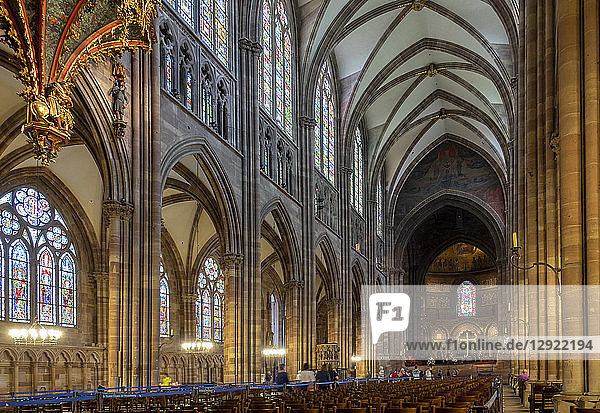 Kirchenschiff mit Blick nach Osten  Straßburger Münster  UNESCO-Weltkulturerbe  Straßburg  Elsass  Frankreich  Europa