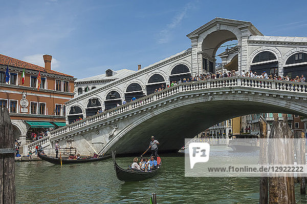 Rialtobrücke und Gondeln auf dem Canale Grande  Venedig  UNESCO-Weltkulturerbe  Venetien  Italien