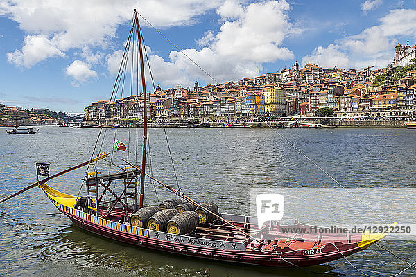 Traditionelles Rabelo-Boot auf dem Douro-Fluss  Porto  Portugal  Europa