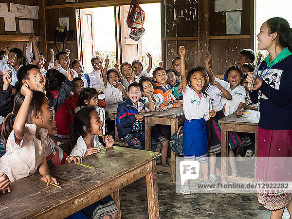 Klassenzimmer einer Grundschule voller Schüler  Dorf Houy Mieng  Laos  Indochina  Südostasien  Asien