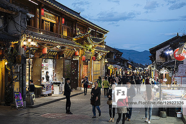 Straßenszene bei Nacht  Dali  Provinz Yunnan  China