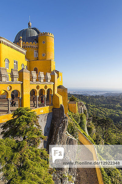 Der Pena-Palast  UNESCO-Weltkulturerbe  in der Nähe von Sintra  Portugal  Europa