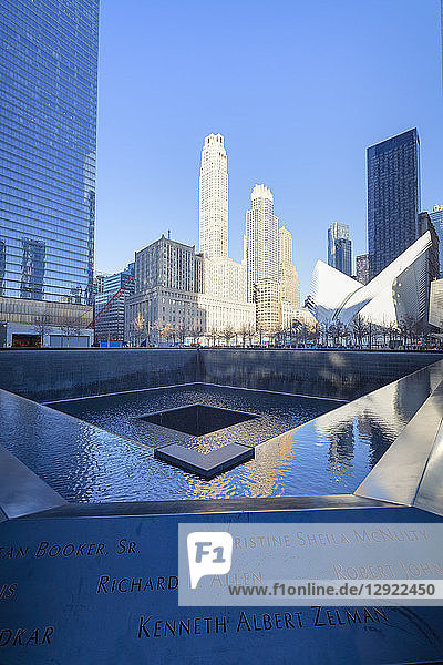 North Pool Gedenkbrunnen  Ground Zero  One World Trade Center  Lower Manhattan  New York City  Vereinigte Staaten von Amerika
