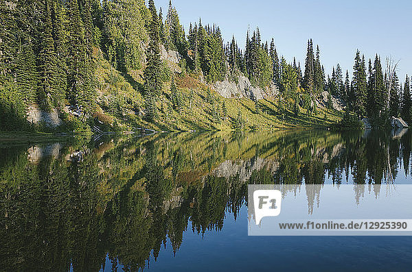 Schafsee und alpiner Wald im Herbst  Mount Baker Snoqualmie National Forest  Washington