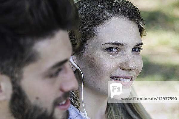 Junges Paar hört Musik über Kopfhörer