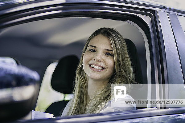 Junge Frau im Auto