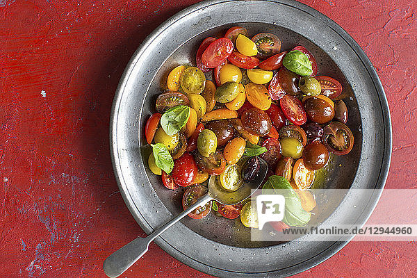 Tomatensalat mit Oliven und Basilikum