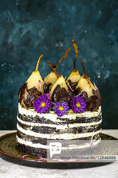 Torte mit Birnen und Blumen verziert