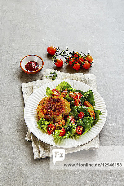 Vegane Gemüsepfannkuchen mit gemischtem Blattsalat und Tomaten