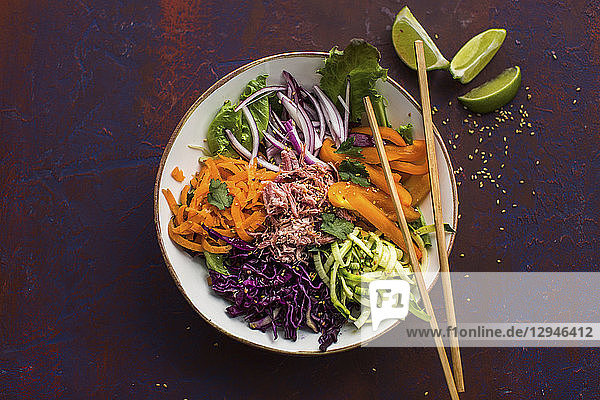 Buddha Bowl mit Karotten  Zucchini  Rotkohl und Schweinefleisch