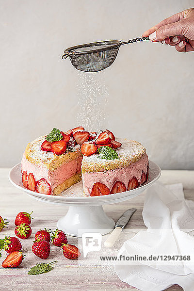 Erdbeer-Mousse-Torte in Scheiben abgeschnitten