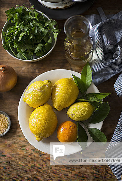 Zitrone  Orange und frische Kräuter