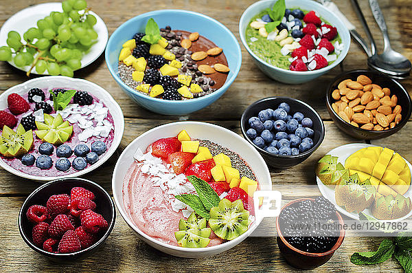 Variation von gesunden Smoothie-Frühstücks-Bowls mit Beeren  Früchten und Nüssen