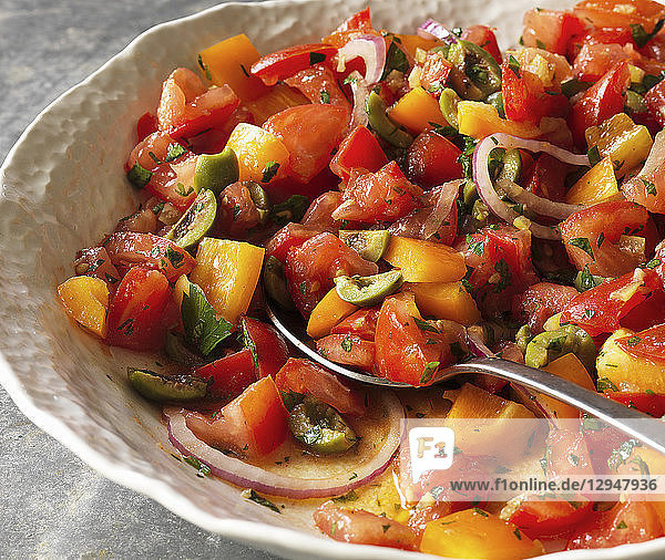 Tomatensalat mit Paprika  Oliven und roten Zwiebeln (Nahaufnahme)