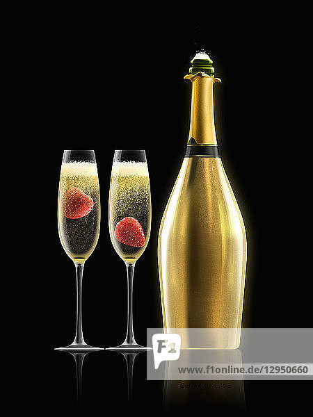 Zwei Gläser Sekt mit Erdbeeren neben goldener Sektflasche