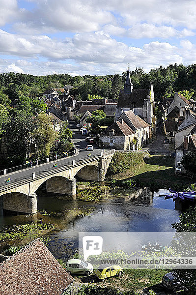 Frankreich  Region Poitou Charente  Departement Vienne  Stadt Angles-sur-l'Anglin  Unterstadt mit Kirche Sainte-Croix und Brücke über den Anglin  Schönste Dörfer Frankreichs.