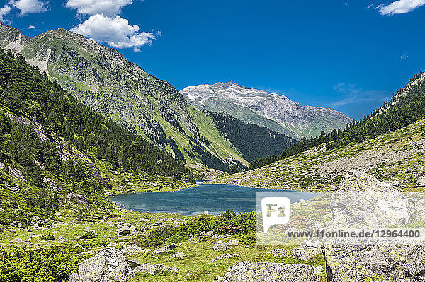 Frankreich  Nationalpark Pyrenäen  Region Okzitanien  Val d'Azun  Suyen-See (1.535 m) am Gave d'Arrens (der Name bezieht sich auf reißende Flüsse  im Westen der Pyrenäen)