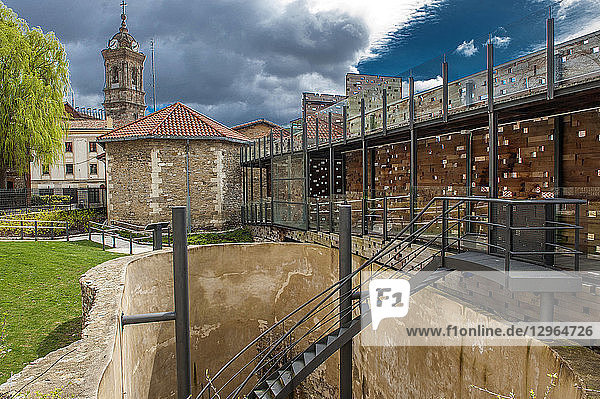 Spanien  Autonome Gemeinschaft Baskenland  Provinz Alava  Vitoria-Gasteiz  alter Eissaal (17. Jahrhundert) und mittelalterliche Verteidigungsmauer
