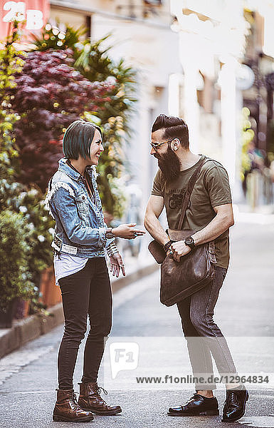 Junges Hipster-Paar geht die Straße entlang