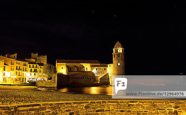 Kirche Unserer Lieben Frau von den Engeln bei Nacht  Collioure  Pyrenees-Orientales  Katalonien  Cote-de-Vermeille  Languedoc-Roussillon  Frankreich