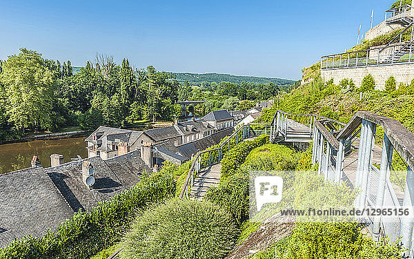 Frankreich  Dordogne  Terrasson-Lavilledieu  die Vezere und das Dorf  beide vom Weg zur Abteikirche Saint Sour aus gesehen