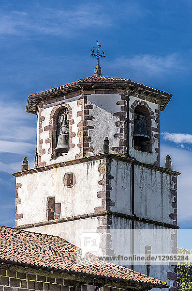 Spanien  Navarra  Baztan-Tal  Amaiur  Glockenturm der Kirche (Jakobsweg)