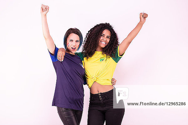 Porträt von zwei jungen Fans der brasilianischen Mannschaft und der französischen Verbrüderungsmannschaft