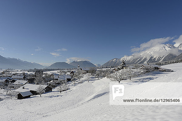 Österreich,  Tirol,  Seefeld,  verschneites Dorf Wildermiemming