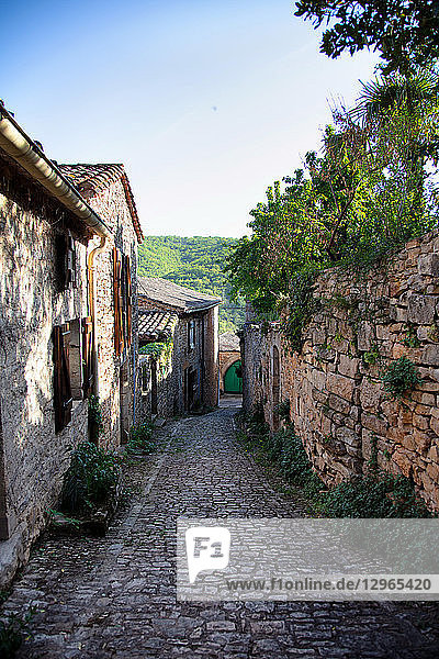 Gasse im Dorf Bruniquel  Tarn  Midi-Pyrenäen  Okzitanien  Frankreich