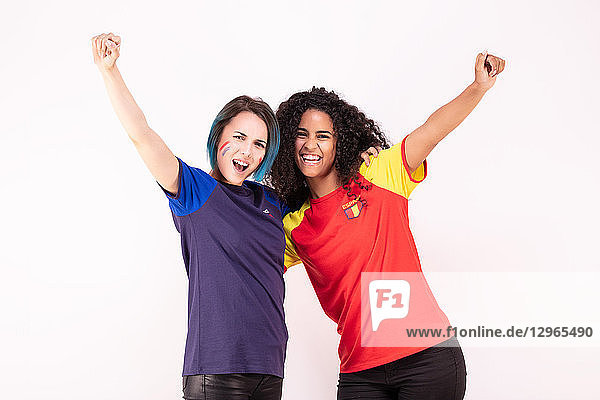 Porträt von zwei jungen Fans der spanischen Mannschaft und der französischen Verbrüderungsmannschaft