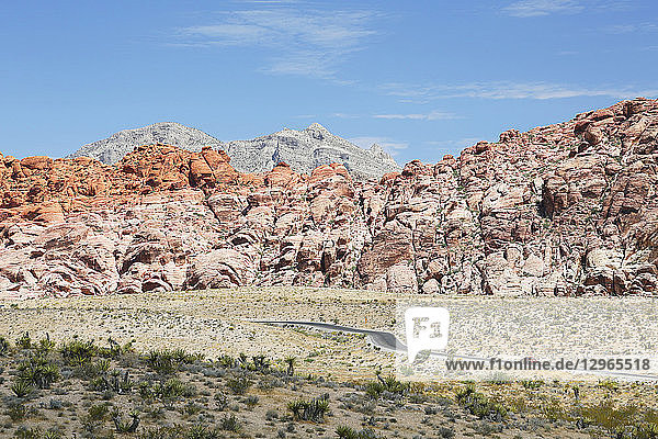 USA. Nevada. Las Vegas. Red Rock Canyon National Conservation Area. Gesamtansicht. Personenkraftwagen im Vordergrund.