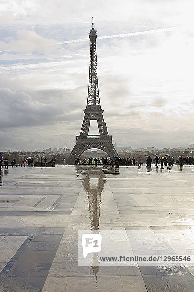 Frankreich  Paris  Trocadero-Platz der Menschenrechte  Touristen im Regen.