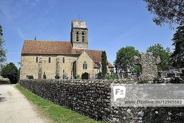 Frankreich  Region Normandie  Departement Orne  Dorf Saint Ceneri Le Gerei  romanische Kirche und Friedhof.