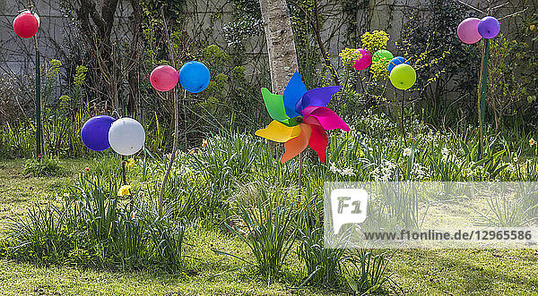 Frankreich  dekorierter Garten mit Luftballons zu Ostern