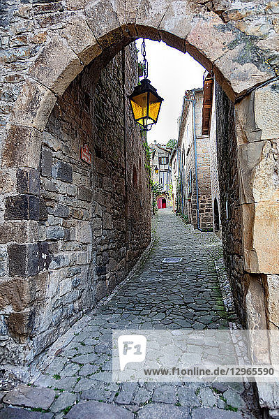 Eingangsbogen des Dorfes Puycelsi  Tarn  Midi-Pyrenäen  Okzitanien  Frankreich