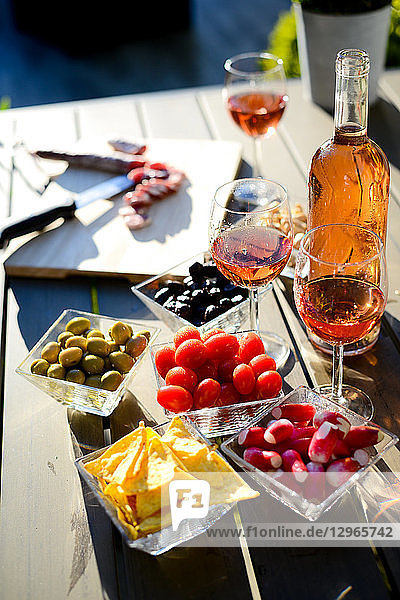 Urlaub Sommer Brunch Party Tisch im Freien im Haus Hinterhof mit Vorspeise  Glas Roséwein  frisches Getränk und Bio-Gemüse.