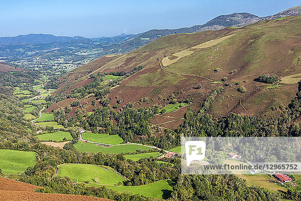 Frankreich  Pyrenäen Atlantiques  Baskenland  Laurhibar-Tal im Herbst