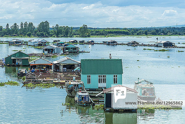Vietnam  zwischen Saigon und dem Mekong-Delta  La-Nga-See  schwimmende Häuser mit Goldbrassen-Zuchtbecken
