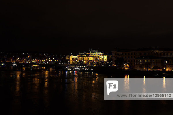 Blick auf die Moldau und das Museum auf der Karlsbrücke in der Nacht  Altstadt (Stare Mesto)  Prag  Böhmen  Tschechische Republik  Europa
