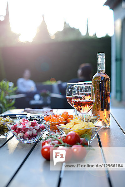 Urlaub Sommer Brunch Party Tisch im Freien im Haus Hinterhof mit Vorspeise  Glas Rosewein  frisches Getränk und Bio-Gemüse.