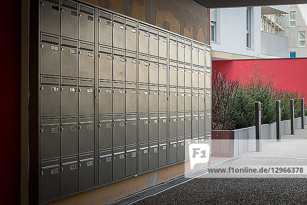 Briefkästen in einem neuen Gebäude
