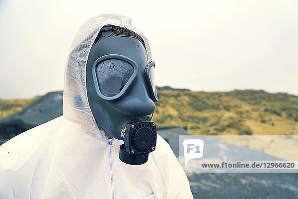 Mann mit einer Gasmaske
