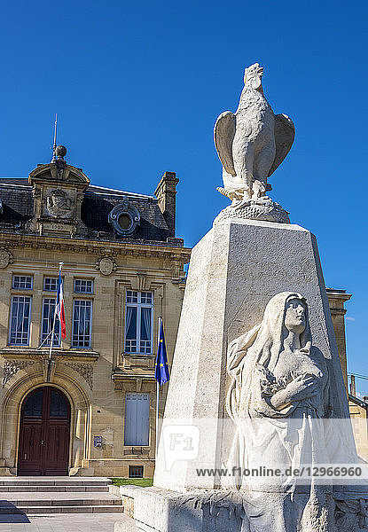 Frankreich  Gironde  Rions  Kriegsdenkmal vor dem Rathaus