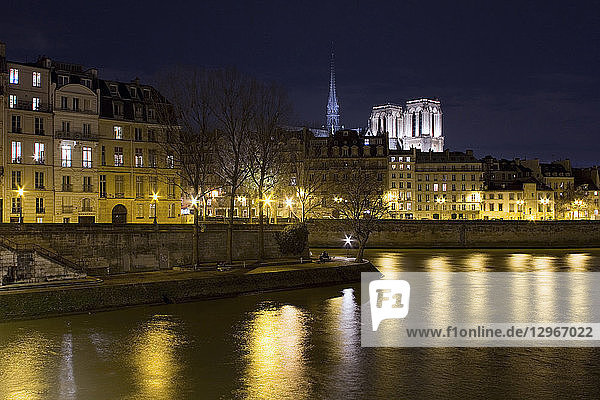 Frankreich  Paris  an einem Winterabend  im Vordergrund: ile Saint-Louis  im Hintergrund: ile de la Cite  mit Notre-Dame.
