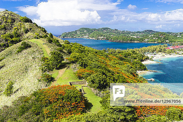 Blick auf den Pigeon Island National Park und die Rodney Bay  Sainte-Lucia  Westindien